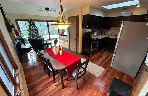 Aquashicola Ski Chalet | Cozy chalet with hot tub and ski resort viewnn