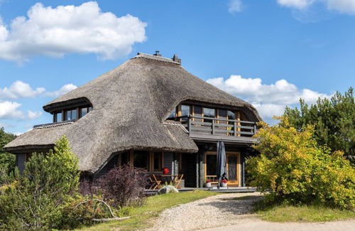 Amata Villa | Cozy Chalet With hot tub and Sauna in Secluded Eco-village