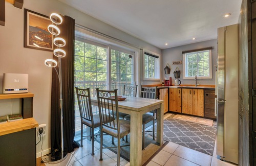 Chertsey House | Cozy chalet with river access, sauna & nature
