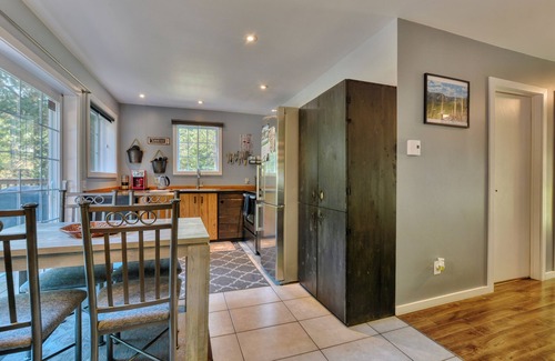 Chertsey House | Cozy chalet with river access, sauna & nature