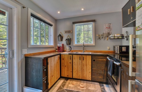 Chertsey House | Cozy chalet with river access, sauna & nature