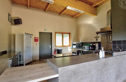 Les Noes Cottage | Cozy Chalet with Terrace in Heart of Les Noës – Ideal for Outdoor Activities