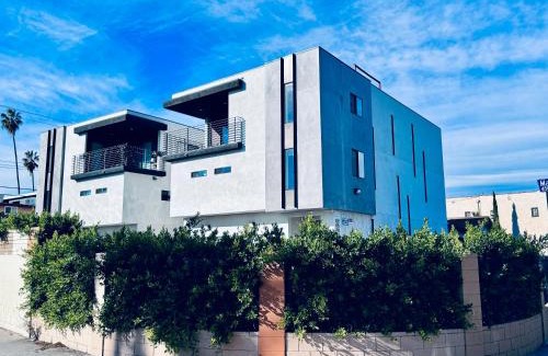 East Hollywood House | Cozy Chamber 3 BR Hollywood Townhouse
