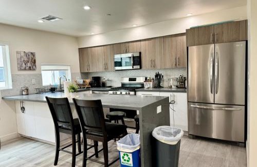 East Hollywood House | Cozy Chamber 3 BR Hollywood Townhouse