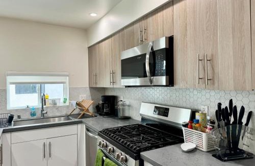 East Hollywood House | Cozy Chamber 3 BR Hollywood Townhouse