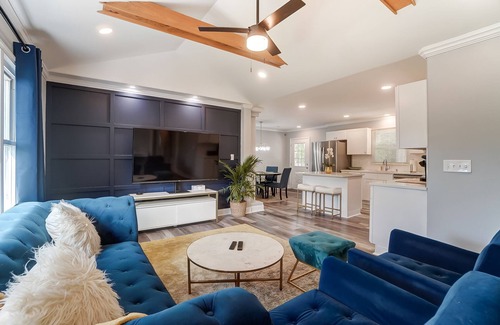 Starmount House | Cozy Charlotte 3BR Getaway Hot Tub Mini Golf Fire Pit Pet-Friendly