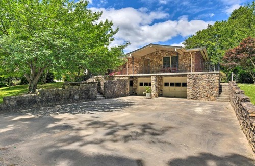 Charlotte House | Cozy Charlotte Retreat with Yard about 5 Mi to Dtwn