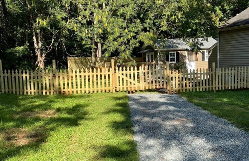 Greensboro House | Cozy ,Charming and Comfy Tiny Home with Beautiful View in a Quiet Area