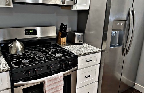 Heart of Chicago Apartment | Cozy Charming Art 🎨 Food🌮 Close to Train 🚉 Parking!