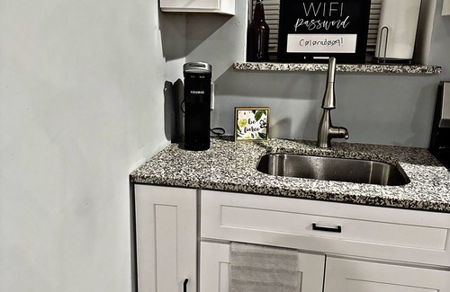 Heart of Chicago Apartment | Cozy Charming Art 🎨 Food🌮 Close to Train 🚉 Parking!
