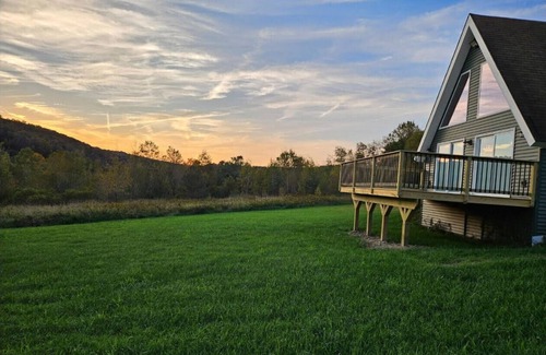 Port Crane Cabin | Cozy Charming Cabin in lovely Newark Valley with beautiful sunsets