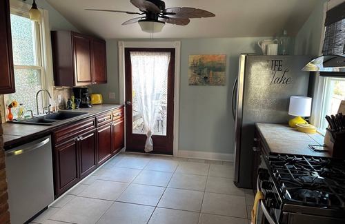 West Irondequoit Cottage | Cozy charming home