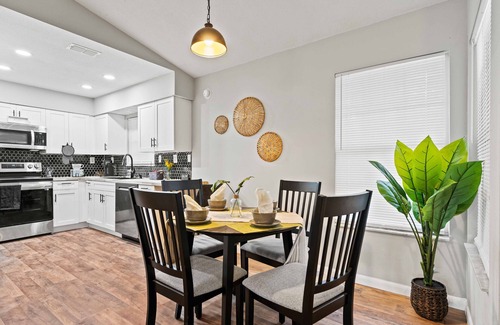 Northside House | Cozy Chateau, close to River City, and Jax Int'l Airport!