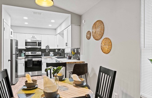 Northside House | Cozy Chateau, close to River City, and Jax Int'l Airport!