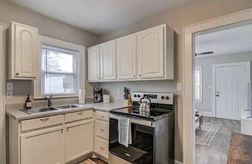 Greensboro Apartment | Cozy & Cheerful 2 Bedroom minutes from Downtown
