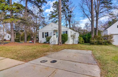 Greensboro Apartment | Cozy & Cheerful 2 Bedroom minutes from Downtown