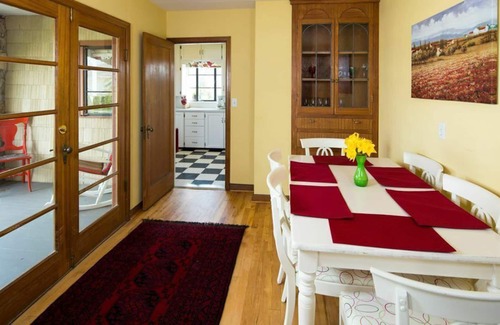 Ardenvoir House | Cozy Chelan getaway! Summer filling up fast. Midweek, May and Sept available.