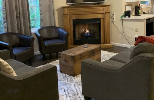 Cherokee House | Cozy Cherokee Getaway 5 miles from Harrahs Cherokee Casino! 5 minutes from DT