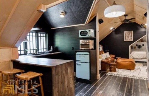 East Lake Apartment | Cozy + Chic Atlanta Carriage House