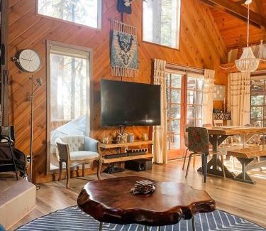 Arnold Ski Chalet | Cozy Chic Chalet - Enchanting & Fun Family Retreat - Hot Tub & Fire Pit - Dog Friendly