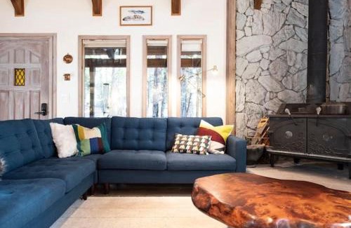 Arnold Ski Chalet | Cozy Chic Chalet - Enchanting & Fun Family Retreat - Hot Tub & Fire Pit - Dog Friendly