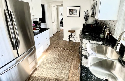 Lancaster House | Cozy, chic, clean artist's home near downtown Lancaster, outlets, Amish country.