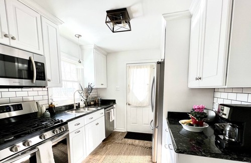 Lancaster House | Cozy, chic, clean artist's home near downtown Lancaster, outlets, Amish country.