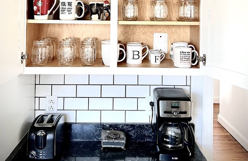 Lancaster House | Cozy, chic, clean artist's home near downtown Lancaster, outlets, Amish country.