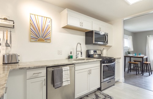 Hazel Park House | Cozy Chic House 3 Bdrm/1.5 Bath 📍 10 min to Detroit