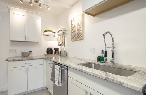 Hazel Park House | Cozy Chic House 3 Bdrm/1.5 Bath 📍 10 min to Detroit