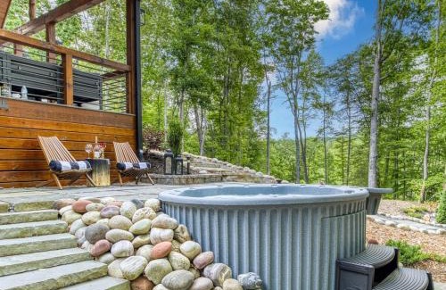 Morganton House | Cozy Chic Retreat Hot Tub, King Beds, Fire Pit