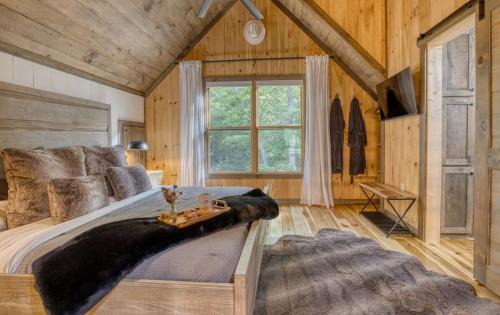 Morganton House | Cozy Chic Retreat Hot Tub, King Beds, Fire Pit
