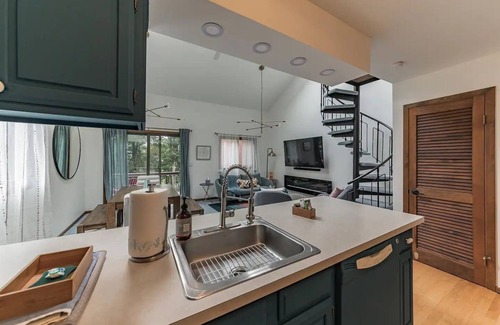 Vernon Apartment | Cozy Chic-Retro Ski Loft - Mountain Creek slope-side