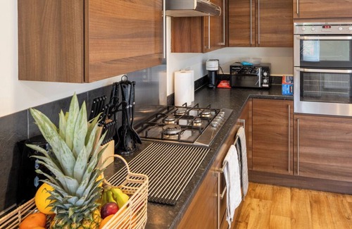 Chippenham House | Cozy Chippenham Double En-suite 5 Bed House with Free Parking for 4 cars