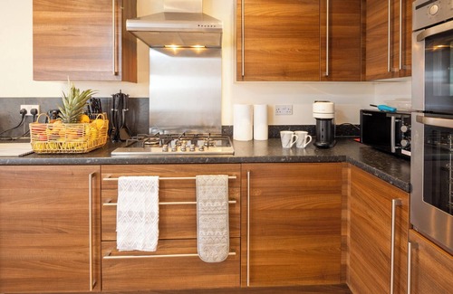 Chippenham House | Cozy Chippenham Double En-suite 5 Bed House with Free Parking for 4 cars