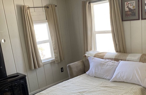 Paris Cottage | Cozy Chippewa Lake Cottage With Shared Lake Access