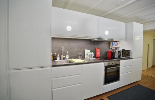 Vorstadte Apartment | Cozy City Center, 4 bedroom- 120sq, 5min walk to Main Station