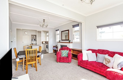 Invercargill House | Cozy City Cottage
