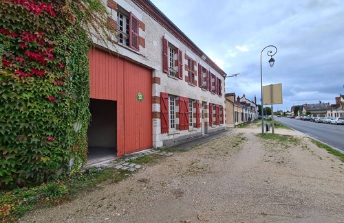 Bellegarde-du-Loiret Cottage | Cozy City Cottage with Garden, Fireplace & Ping-Pong near Bellegarde Château