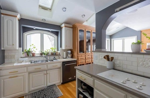 Appleton House | Cozy City Retreat - Sleeps 8