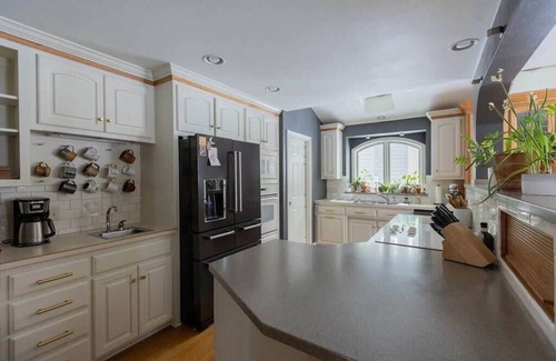 Appleton House | Cozy City Retreat - Sleeps 8