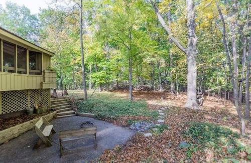 Appleton House | Cozy City Retreat - Sleeps 8