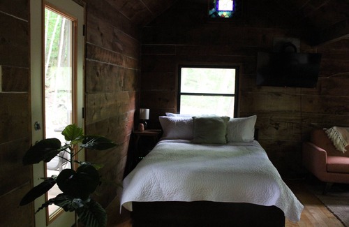 Burlington Cabin | Cozy Clappison Cabin - 8 acres of private forest!🌳