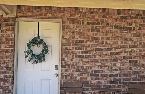Madisonville Apartment | Cozy, clean and lovely 1 bedroom apartment with full kitchen. Pet friendly!
