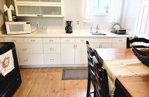 Orchard South House | Cozy & Clean basement apartment 🏡