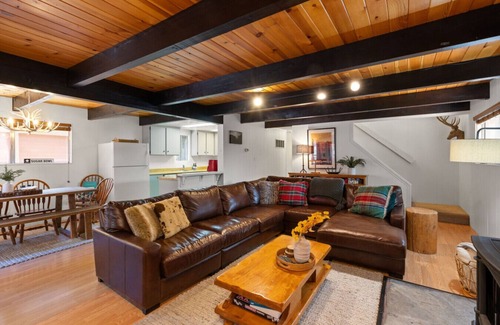 Donner Lake Woods House | Cozy Clean Cabin for Families or Groups by Donner Lake's West End