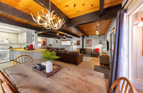 Donner Lake Woods House | Cozy Clean Cabin for Families or Groups by Donner Lake's West End