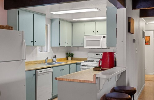 Donner Lake Woods House | Cozy Clean Cabin for Families or Groups by Donner Lake's West End