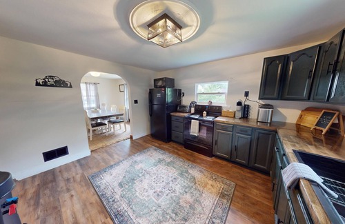 Bluewell Cottage | Cozy, Clean Cottage, Wi-Fi, Coffee ☕️ Garage Parking
