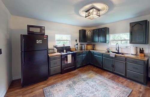 Bluewell Cottage | Cozy, Clean Cottage, Wi-Fi, Coffee ☕️ Garage Parking